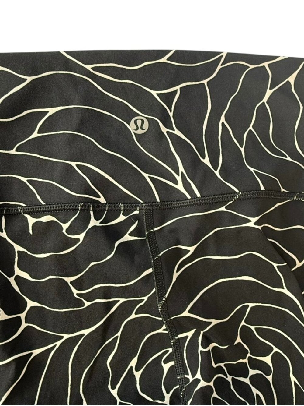 Lululemon Black with White Roses Floral Stencil Skinny Line Legging Size Women 6